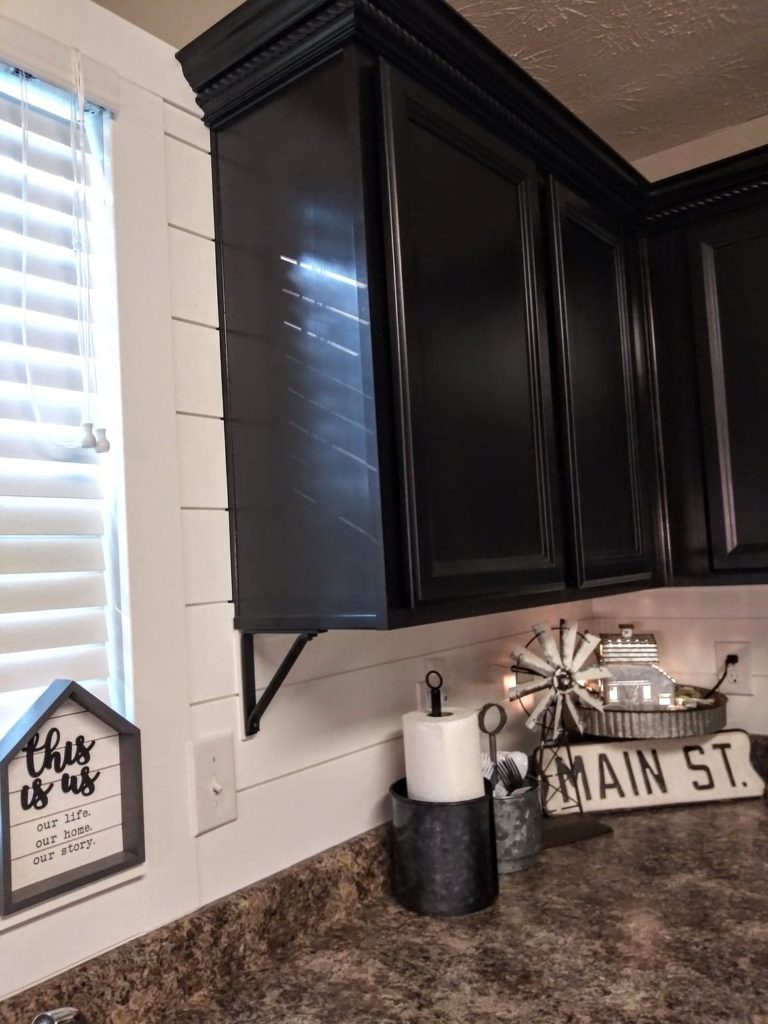 crown molding on top of kitchen cabinets