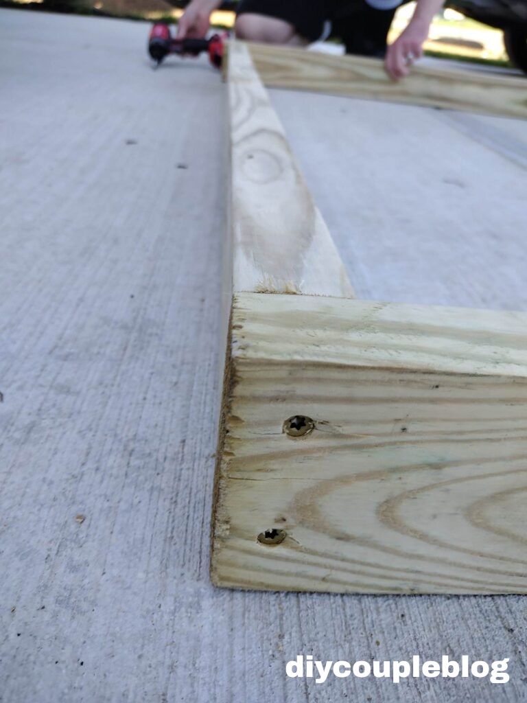 Constructing a sturdy DIY privacy wall frame