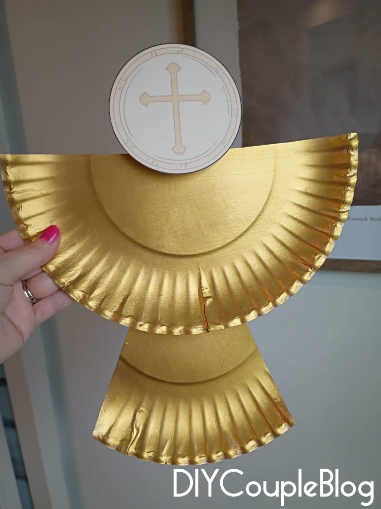 paper plate Christian craft featuring a gold painted chalice and the body of Christ printable 