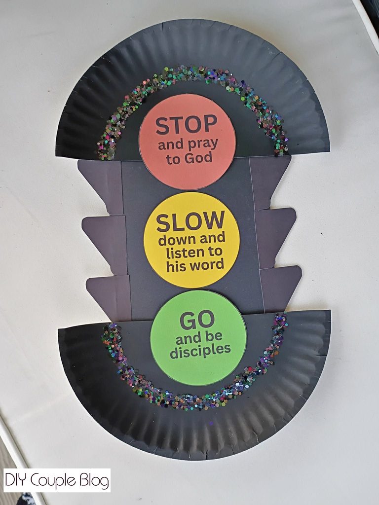 stoplight craft featuring cutting and pasting