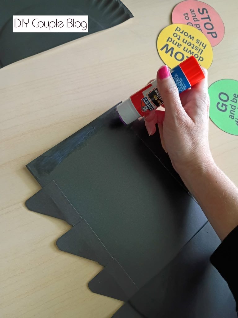 gluing the top paper plate