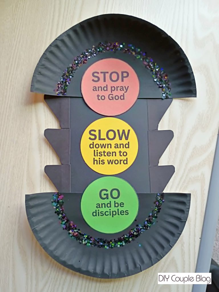 finished traffic light for kids to make with paper plates