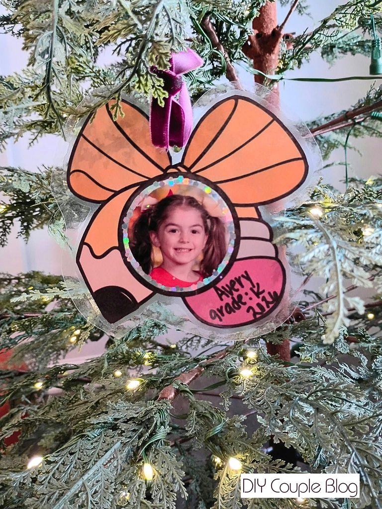 make a DIY pencil ornament in the shape of a bow and add photo 